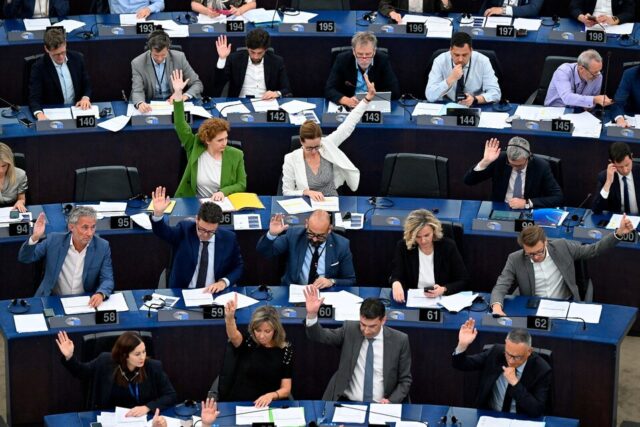 El-Parlamento-Europeo-durante-la-sesion-de-votacion-de-la-nueva-Ley-de-Inteligencia-Artificial
