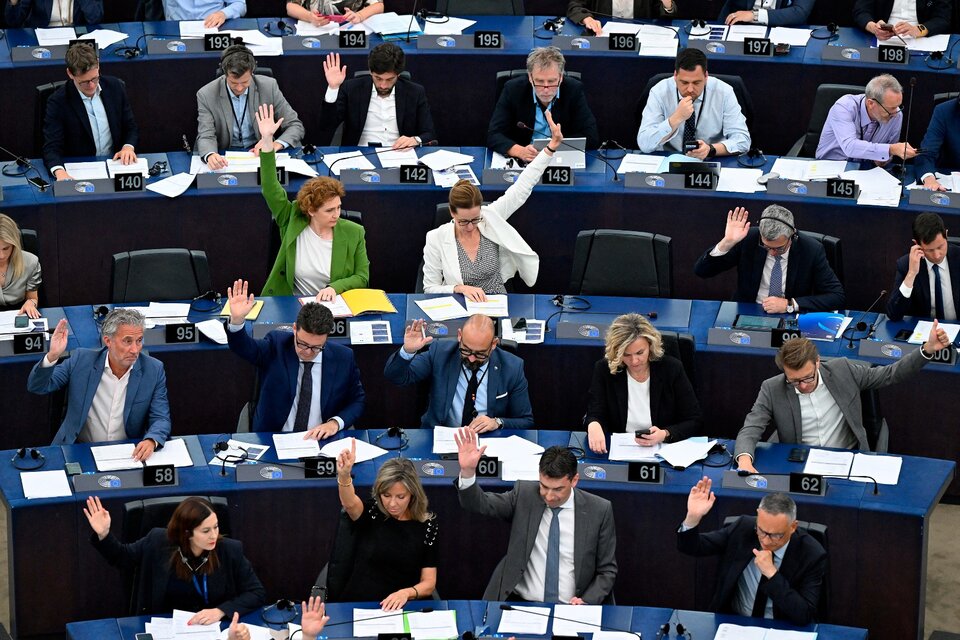 El-Parlamento-Europeo-durante-la-sesion-de-votacion-de-la-nueva-Ley-de-Inteligencia-Artificial